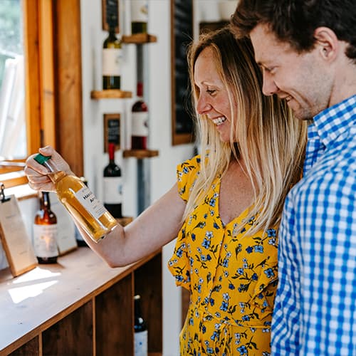 couple browsing in the shop - St Martin's Vineyard - Isles of Scilly